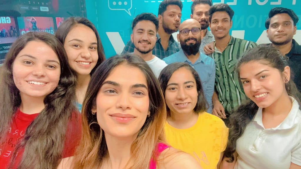 in this Image Suleman Khan who is a Digital Marketing Trainer posing with their Students